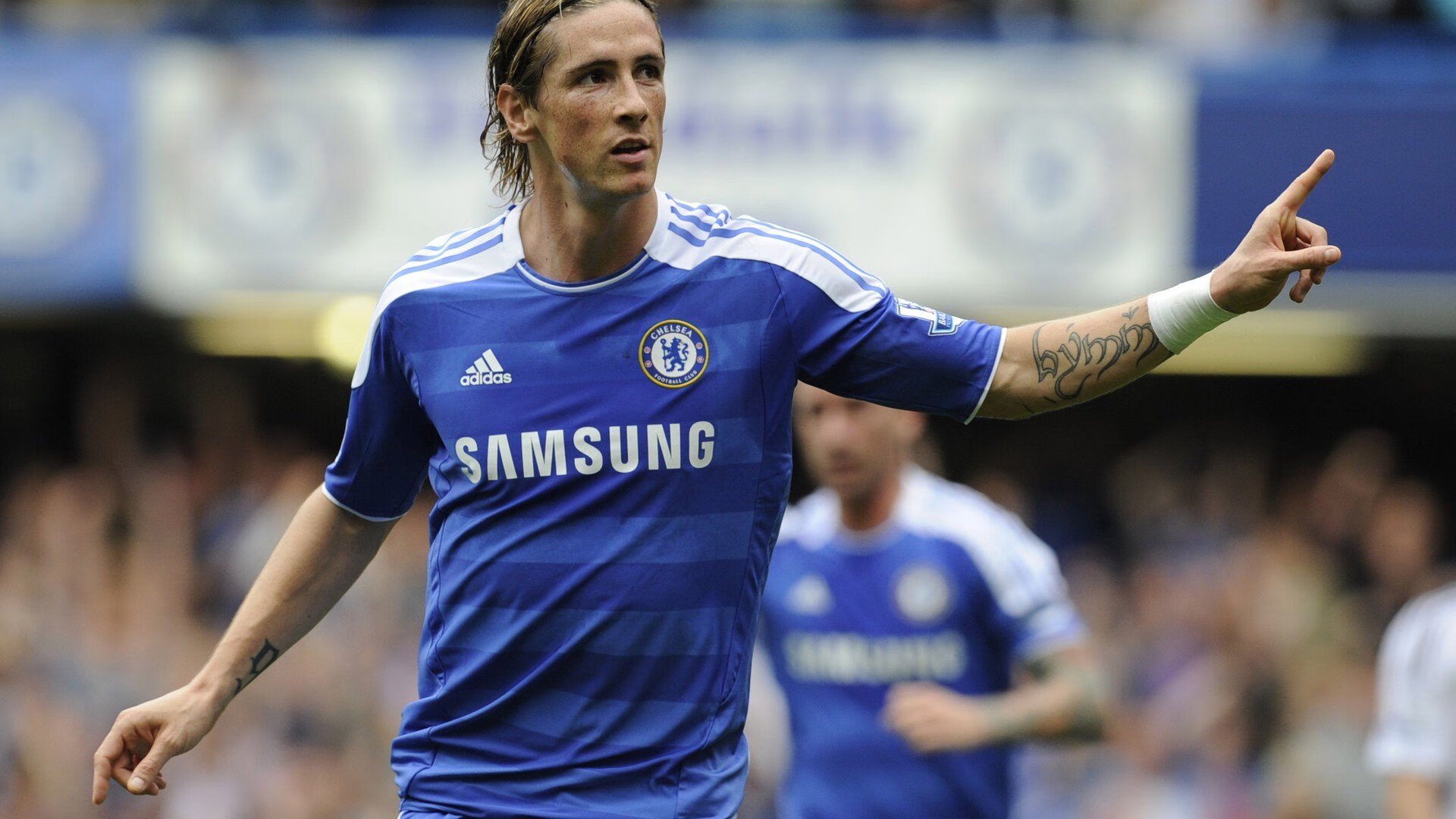 赛道上的奇迹，周冠宇高光表现助雷诺车队绝杀红牛二队